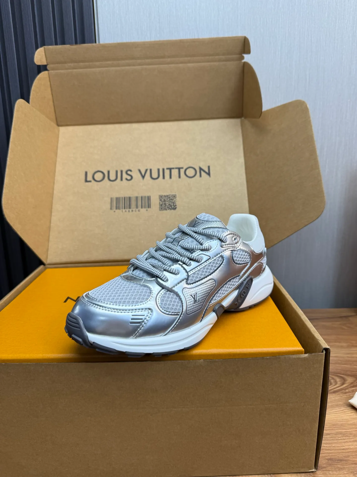 Men's shoes 💰600💰 🌈LV | Louis Vuitton 2025𝐬𝐬 🧡💚2025 spring and summer new style top version‼ ️The original version is the same. The counter specializes in the latest casual shoes. Hard goods are new🆕 🔥🔥🔥Top version: Couple model LV Louis Vuitton L House Donkey brand The latest Olympia series Couple model Silver Horn King Casual sneakers Running shoes This LV Olympia sneaker combines mesh fabric and metallic synthetic leather and other technical fabrics to reinterpret the classic running shoe design with a neat and simple design. Lightweight EVA outsole provides a stretchy fit. Rich details such as Monogram embossing and LV letters establish recognition. Exquisite packaging at the delivery counter 🛍📦 ▪️Fabrics: Original imported technical fabric + mesh ▪️Inner lining: Original customized breathable mesh ▪️Sole: Original molded rubber foam material ▪️Sole thickness: 3.5CM ▪️Size: 35--45 (customized for women 40 and men 45)
